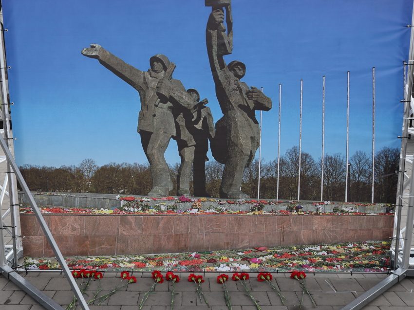 В столице Zабайкалья проходит акция в защиту памятника Освободителям Риги