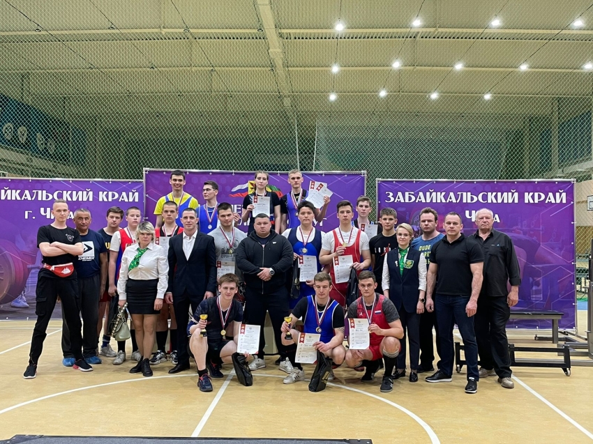 Около 100 спортсменов приняли участие в чемпионате и первенстве по пауэрлифтингу в Zабайкалье 