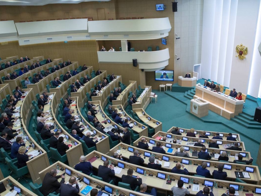 Сенатор РФ Баир Жамсуев принимает участие в пленарном заседании Совета Федерации