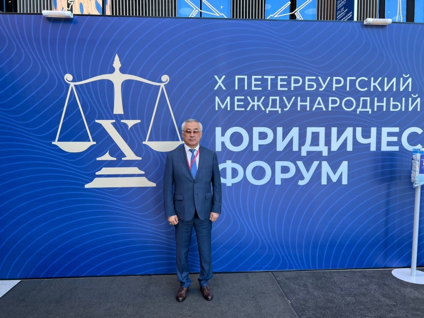 ​Баир Жамсуев принимает участие в Петербургском международном юридическом форуме предпросмотр