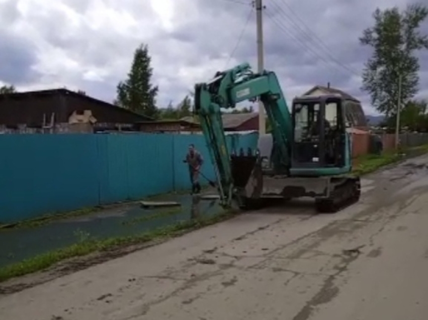 Восстановительные работы после паводка начались в посёлке Кокуй