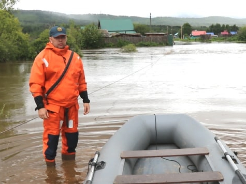 ​Сотрудники МЧС в Zабайкалье помогают жителям подтопленных районов