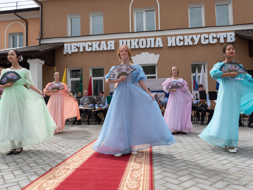 Детская школа искусств торжественно открылась в Петровск-Забайкальском после капремонта предпросмотр