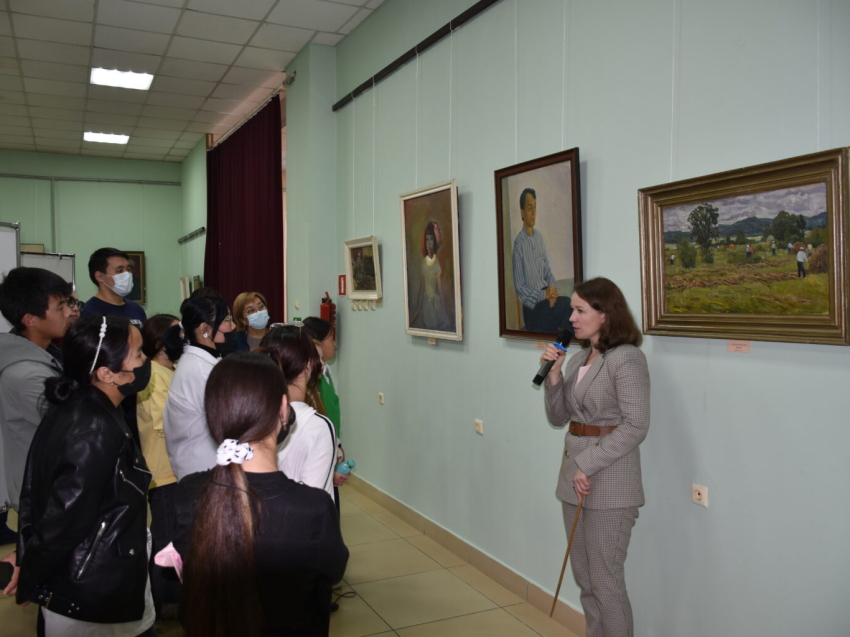 Передвижная выставка художников Забайкалья открылась в Агинском национальном музее предпросмотр