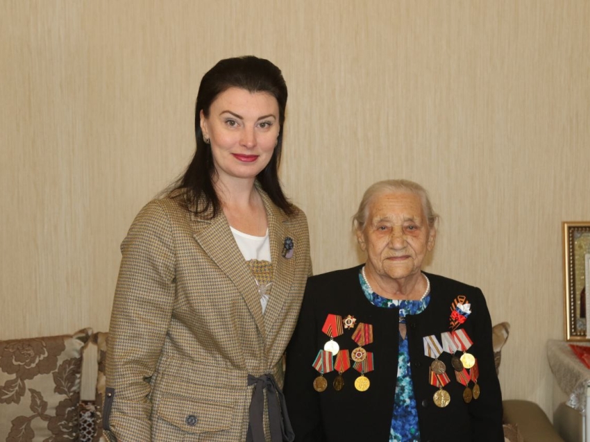 ​Инна Щеглова от имени губернатора Забайкалья поздравила со 100-летним юбилеем ветерана Великой Отечественной войны