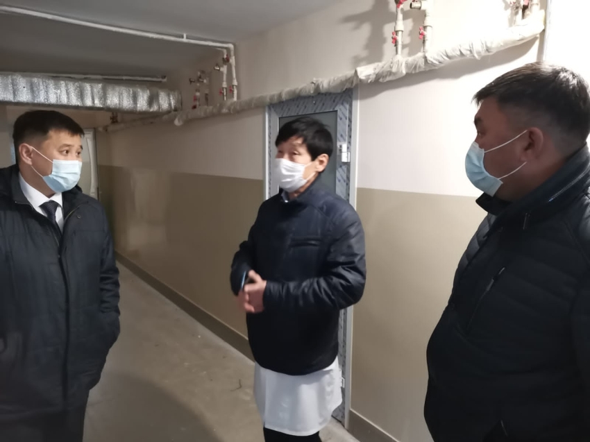Буянто Батомункуев поручил подрядчику ускорить работы по наружному  ремонту поликлиники Агинской окружной больницы
