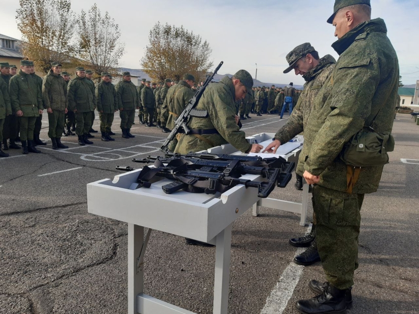 В Забайкальском крае мобилизованным военнослужащим ВВО торжественно вручили новое боевое оружие