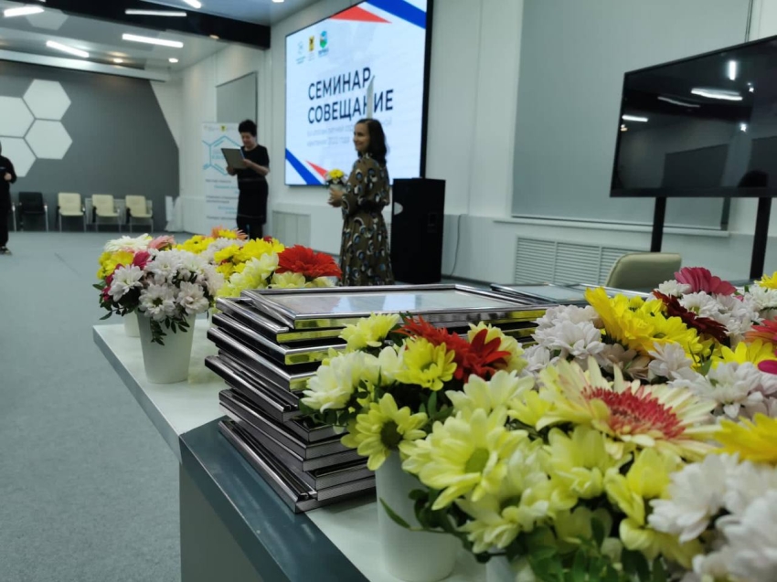 Лучших учителей Zабайкалья наградят премиями в профессиональный праздник