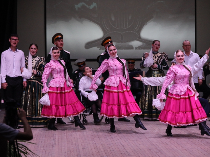 Проживающие в Читинском доме-интернате выступили на одной сцене с ансамблем «Забайкальские казаки» предпросмотр