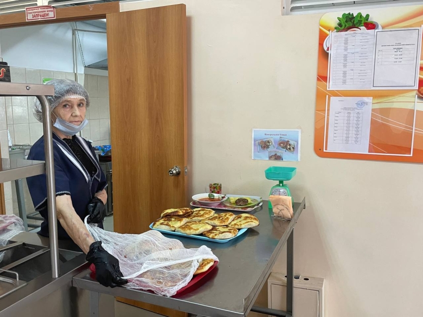 ​Татьяна Цымпилова оценила качество школьных обедов в гимназии №21 Читы: Повара относятся к работе с большой ответственностью 
