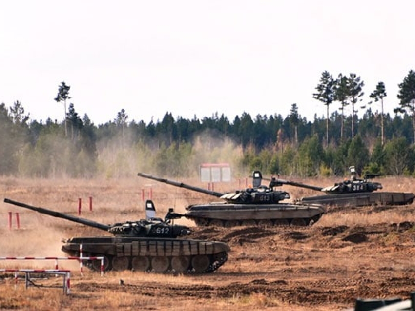 ​Мобилизованные военнослужащие на полигонах Забайкалья на практике отрабатывают навыки танкистов