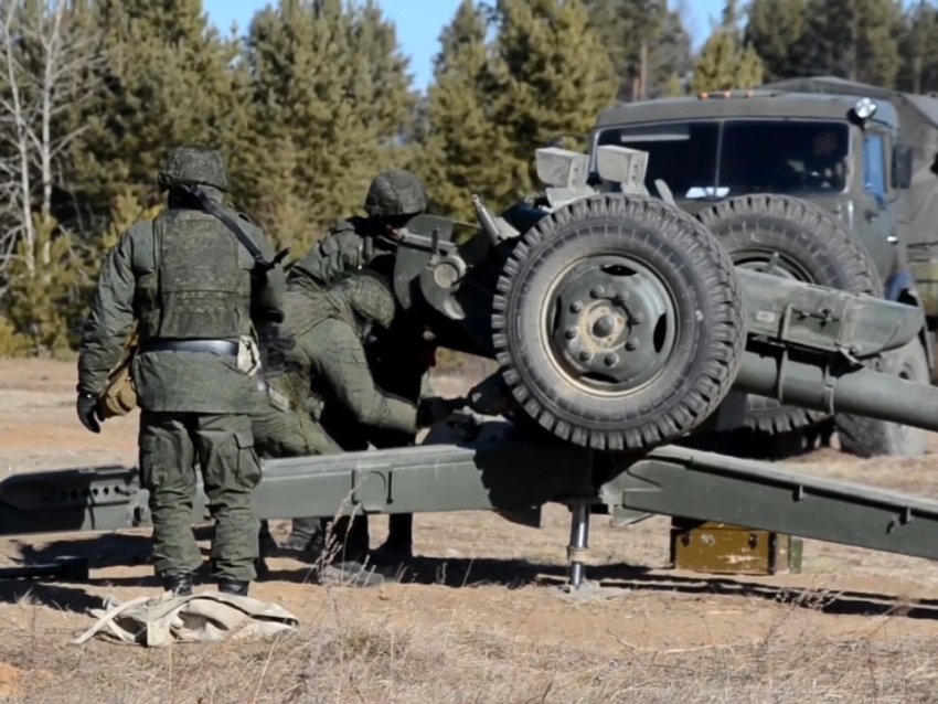 ​Мобилизованные военнослужащие в Zабайкалье учатся уничтожать бронетехнику условного противника из гаубиц Д-30