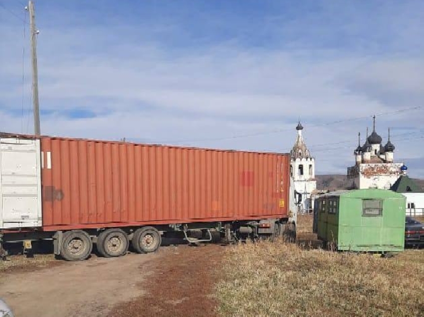 ​В селе Калинино начали возводить строительные леса вокруг Успенского храма