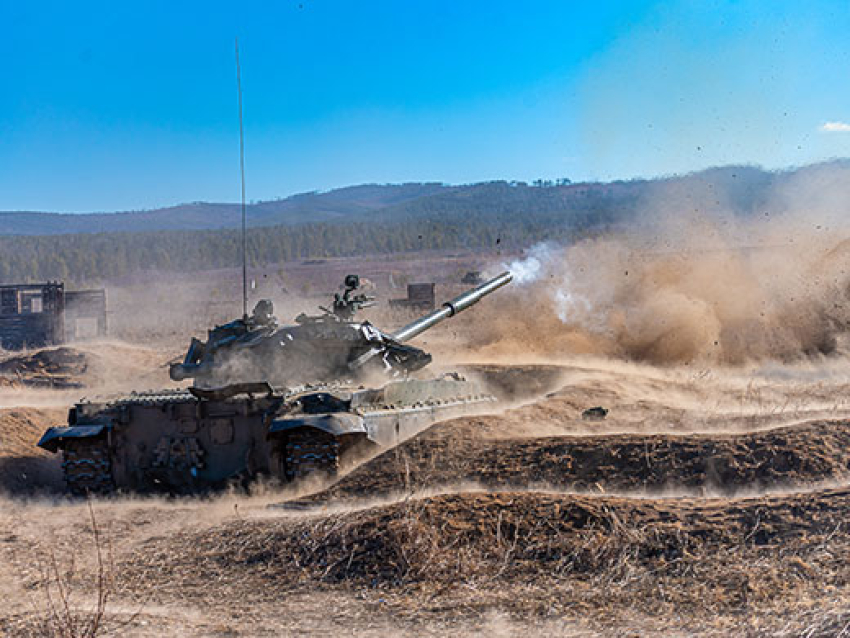 ​Мобилизованные военнослужащие ВВО в составе экипажей танков в Zабайкалье учатся уничтожать противника с закрытых огневых позиций