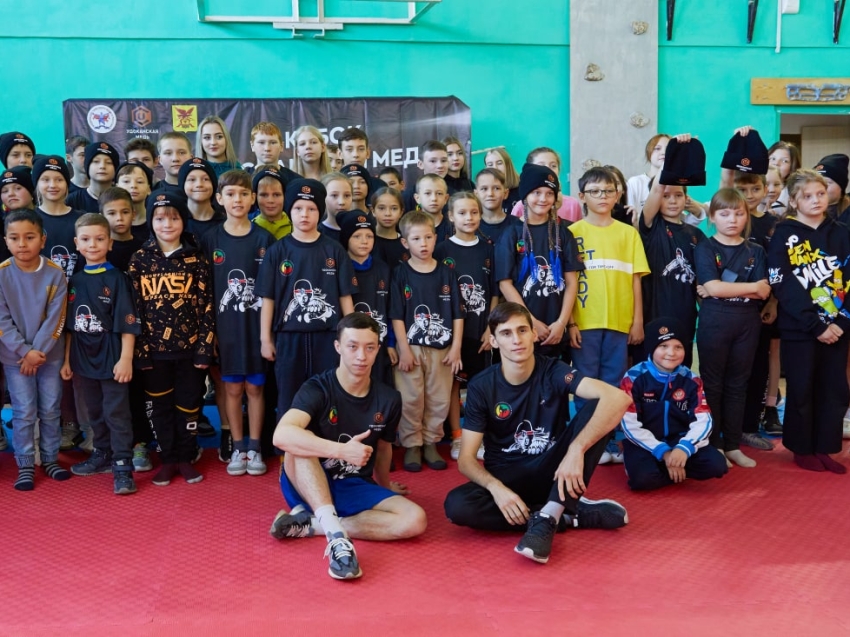 ​Чемпион мира и мастер спорта по тайскому боксу провели мастер-классы для детей Каларского округа