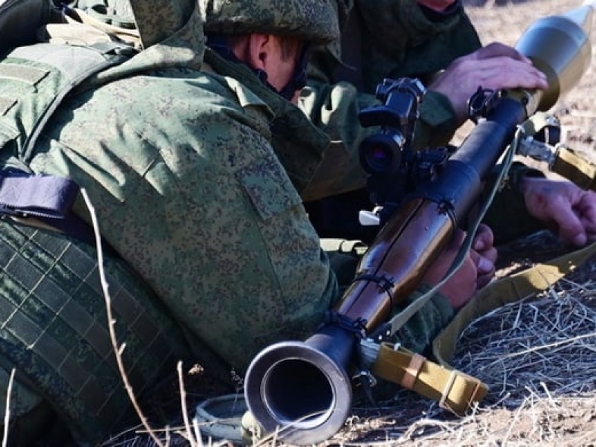 ​Мобилизованные гранатомётчики практикуются в стрельбе из РПГ-7В и АГС-17 «Пламя» на полигоне «Песчанка»