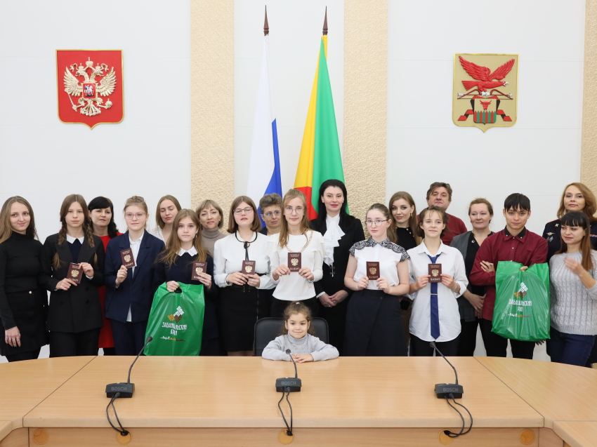​Читинским школьникам тожественно вручили паспорта в День народного единства