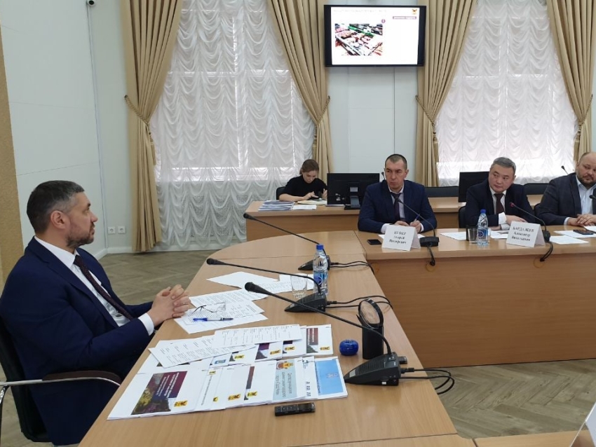 Александр Осипов поручил главам министерств и ведомств оперативно и качественно ответить на вопросы, поступившие на «Прямой разговор»
