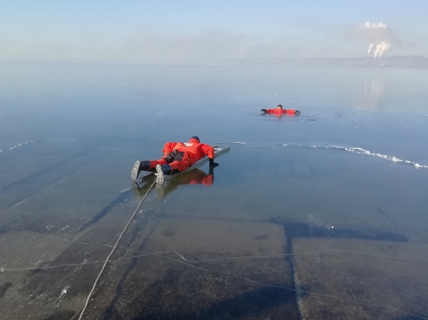 Спасатели ГУ «Забайкалпожспас» провели тренировку «Тонкий лед»