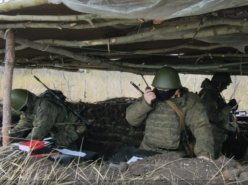 ​Мобилизованные военнослужащие ВВО выполняют стрельбы из ручных пулеметов Калашникова