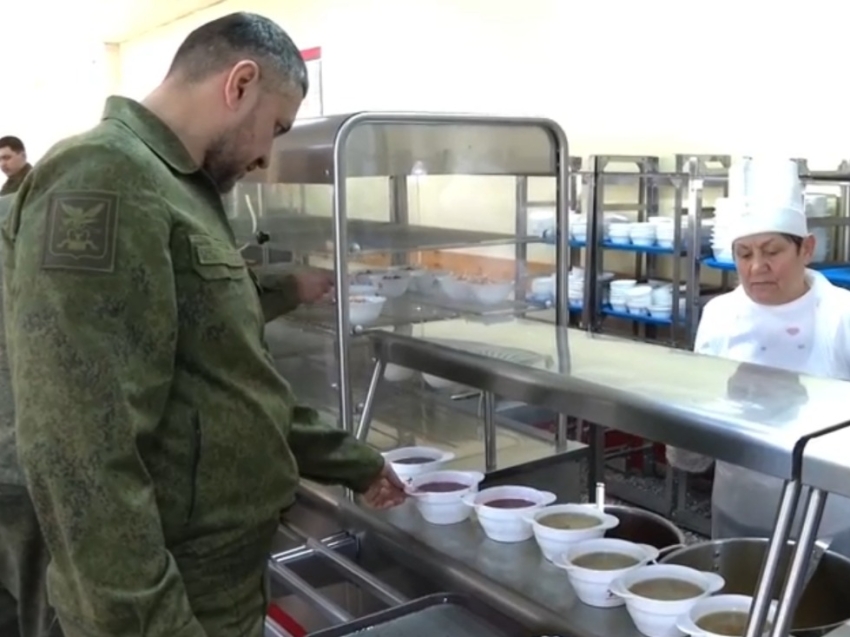 ​Александр Осипов оценил продовольственное обеспечение мобилизованных в окружном учебном центре