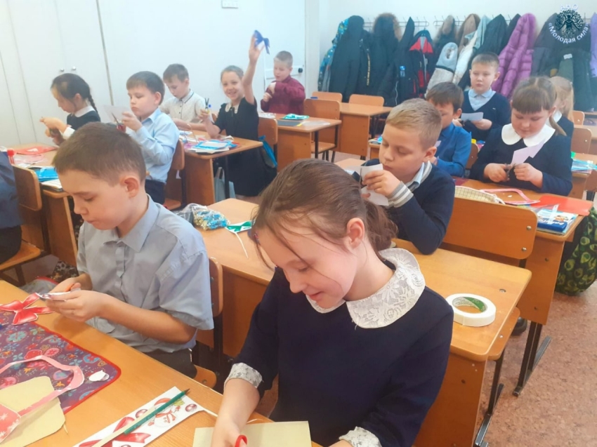 Школьники и детсадовцы Шилки собрали новогодние подарки, рисунки и письма для участников СВО