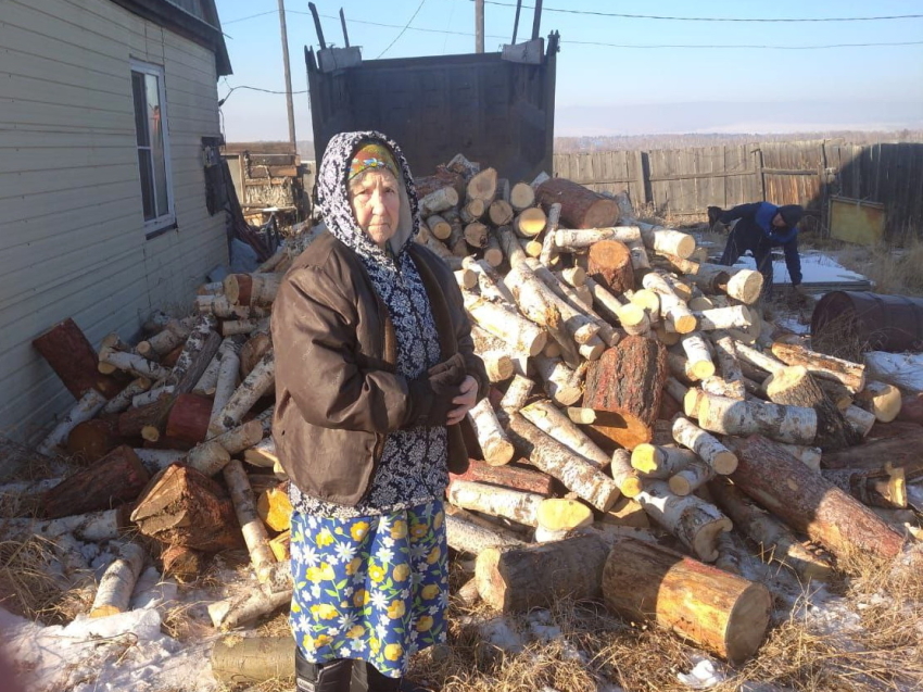 Благодаря проекту «Неотложка» пенсионерам и инвалидам Забайкалья доставляют дрова