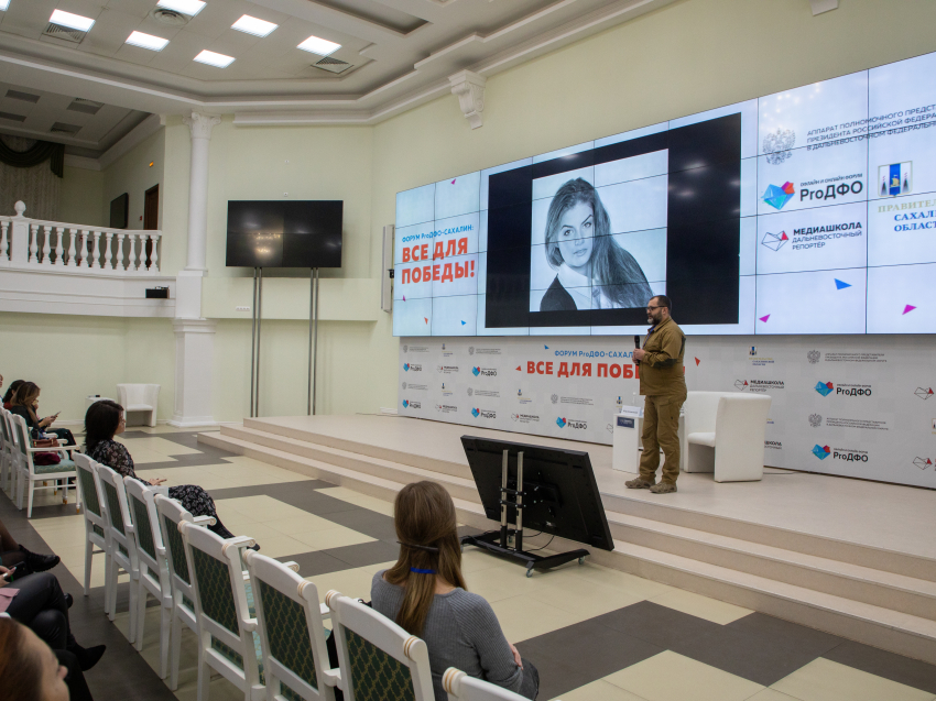  Участники «Медиашколы: Дальневосточный репортёр» почтили память погибших при обстреле в ДНР 