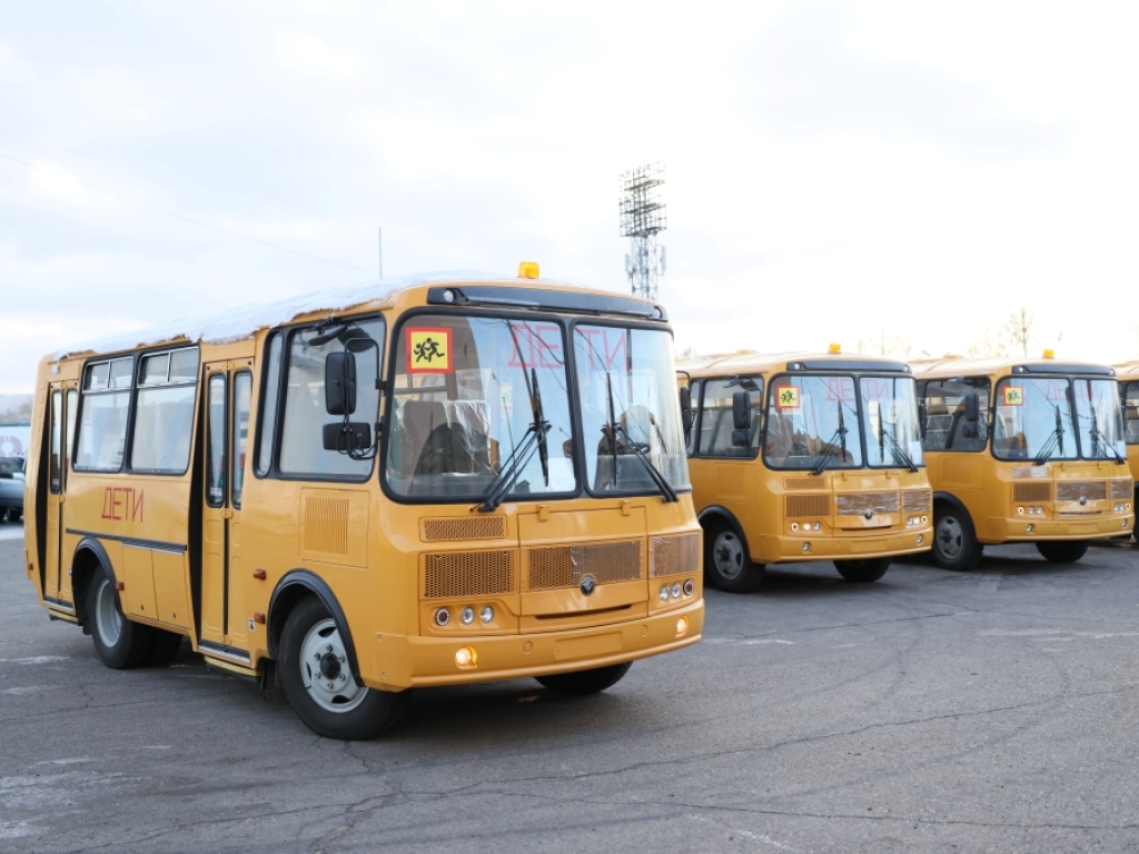 Фоторепортаж:  Вручение новых школьных автобусов предпросмотр