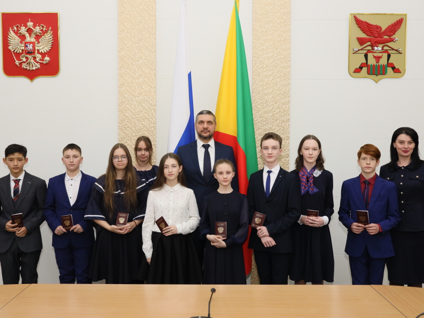 ​Губернатор Забайкалья вручил школьникам паспорта в День Конституции РФ предпросмотр