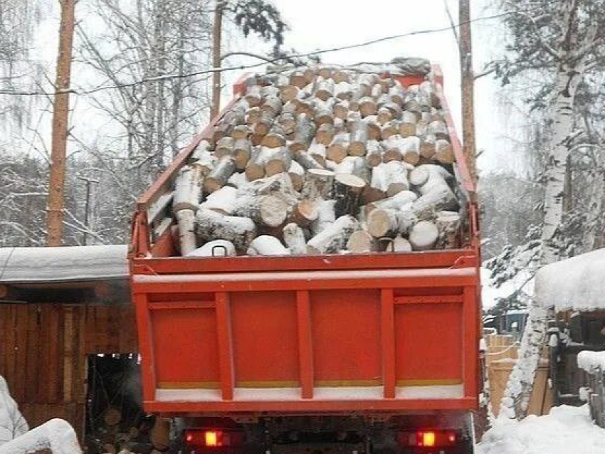 Семьи участников спецоперации в селе Сретенского района обеспечили дровами