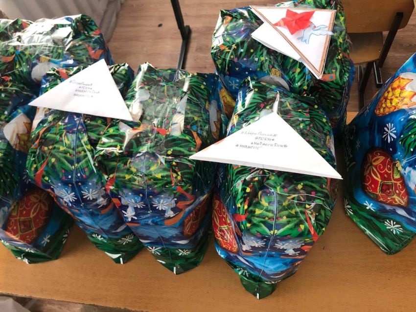 Школьники Хохотуя связали тёплые носки и собрали сладкие подарки для забайкальцев-участников СВО