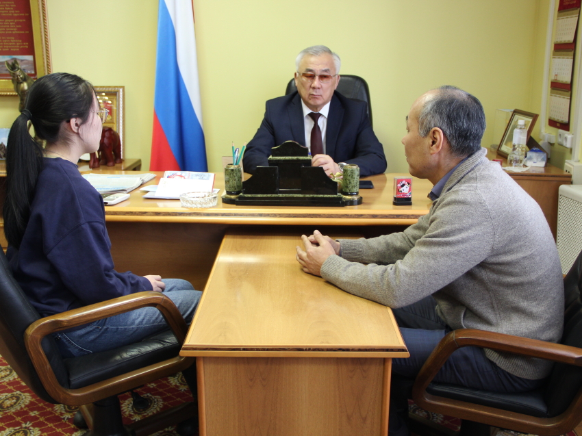 Сенатор РФ Баир Жамсуев провел прием агинчан по личным вопросам