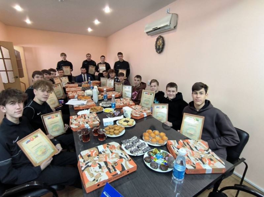 ​Андрей Серёдкин вручил подарки и грамоты юным футболистам из Читы на торжественном чаепитии