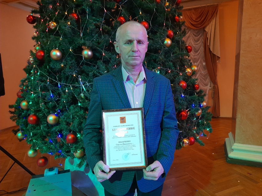 Александр Осипов наградил заведующего парком ​Дома офицеров ​Сергея Назаренко благодарственным письмом