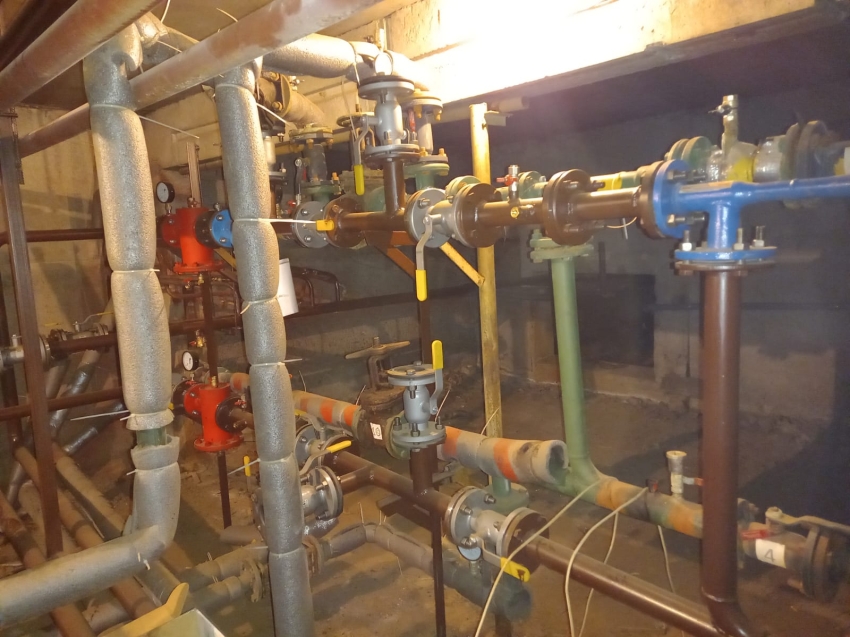 Внутридомовую систему теплоснабжения  ремонтируют в одной из пятиэтажек Читы предпросмотр