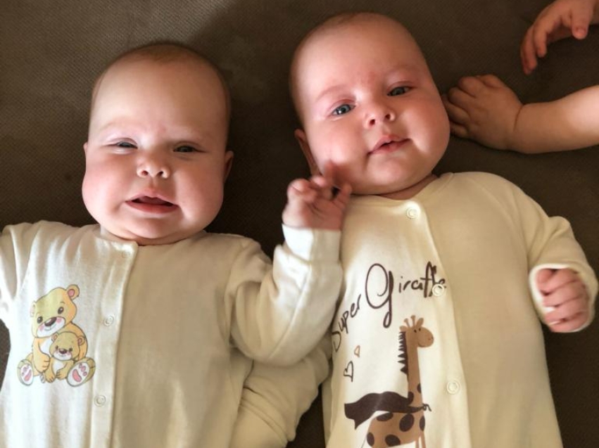 Рождение двойняшек стало новогодним подарком для семьи из Борзи