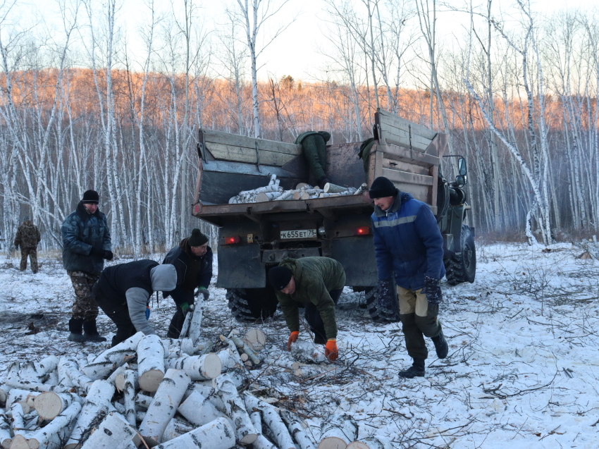 Нерчинские лесники обеспечили дровами семьи мобилизованных граждан в селе Кумаки