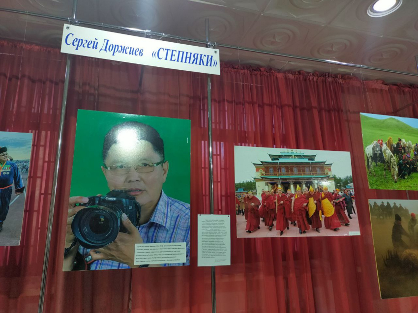 Выставка памяти забайкальского фотографа Сергея Доржиева открылась в музее Дома офицеров в Чите 