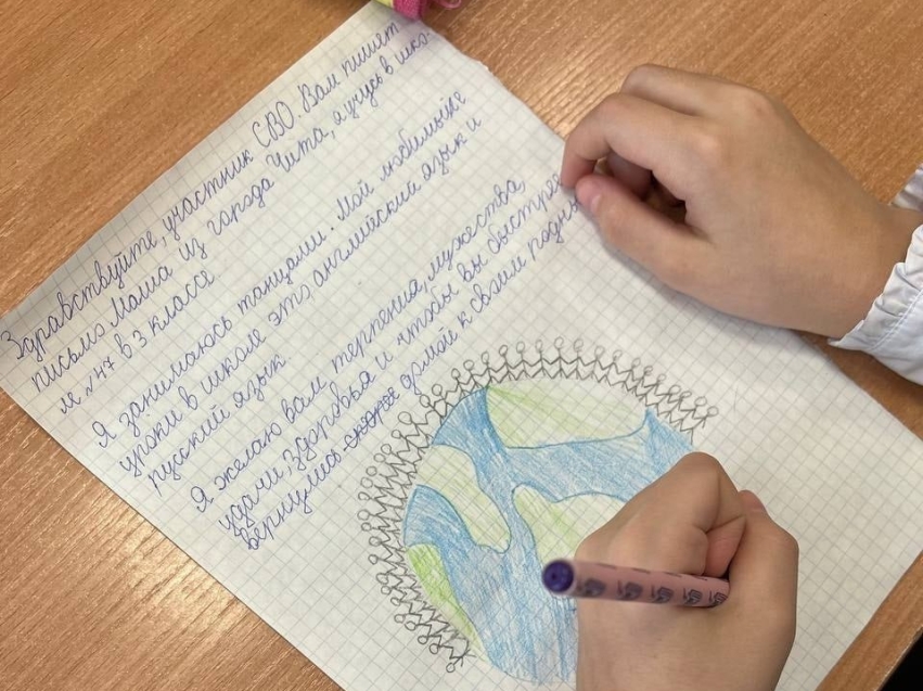 ​Учащиеся младших классов читинской школы изготовили блиндажные свечи и написали письма участникам СВО