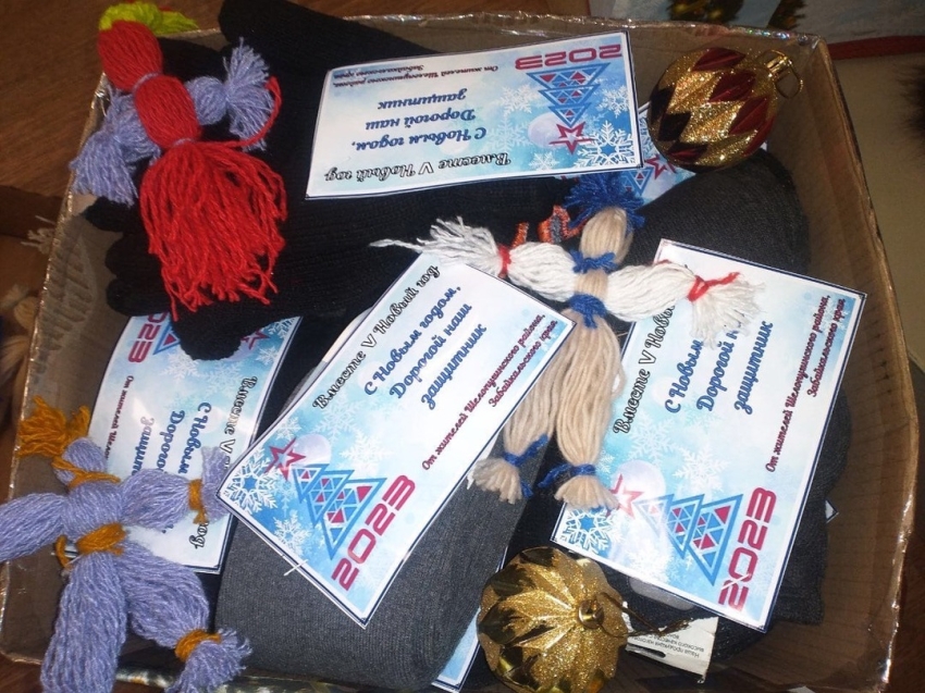 Зрители краевой филармонии продолжают приносить посылки для участников СВО после акции «Теплый подарок из Zабайкалья»