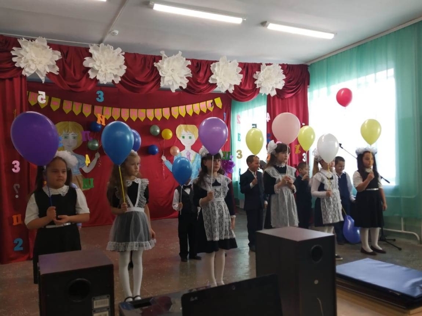 Концерт организовали ученики и педагоги для гостей в обновлённой после капремонта Шелопугинской школе