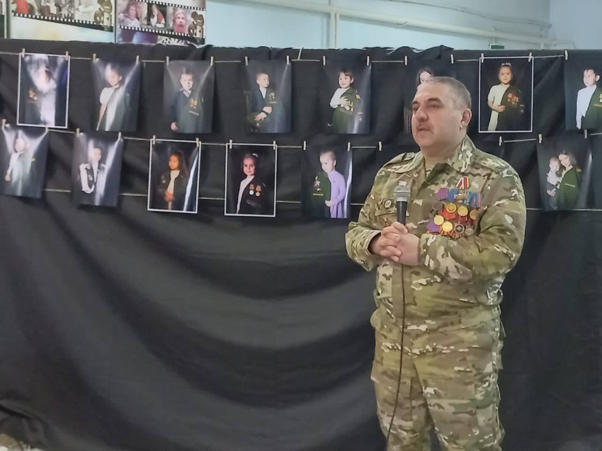 В Борзе торжественно открыли фотовыставку «Жены Героев»