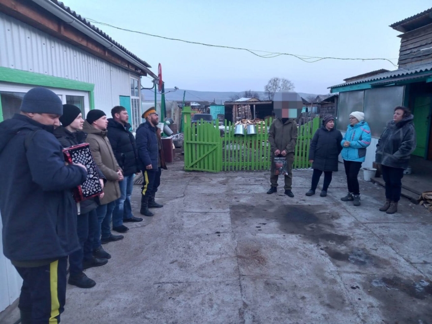 ​Жители Красного Чикоя с песнями и подарками навестили бойца, который пришёл в отпуск из зоны СВО