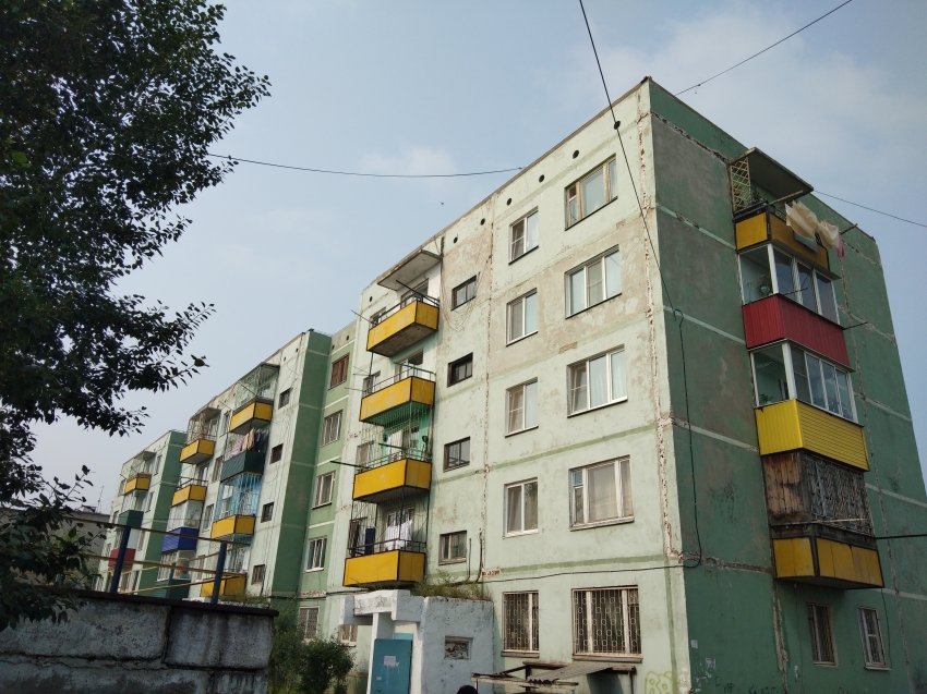 Жители двух подъездов дома в Антипихе начали переезжать в арендованные для них квартиры