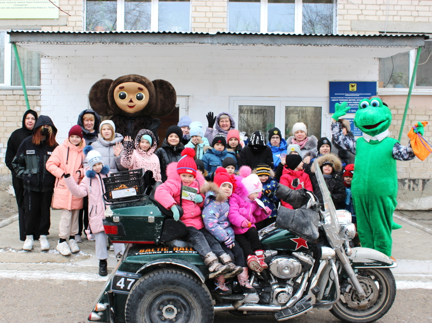 Байкер в костюме Чебурашки посвятил воспитанников детского центра Читы в мотоциклисты