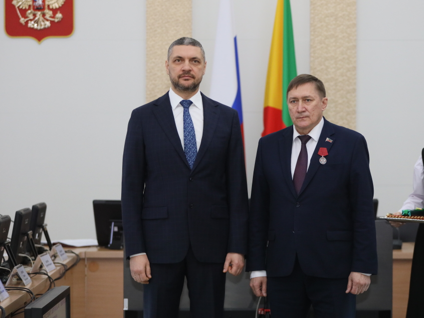 Александр Осипов вручил государственную награду депутату Законодательного собрания Алексею Саклакову