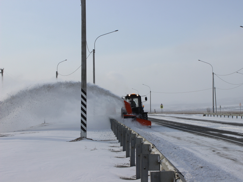 Федеральные и региональные дороги в Забайкалье от снега убирают более 140 единиц техники