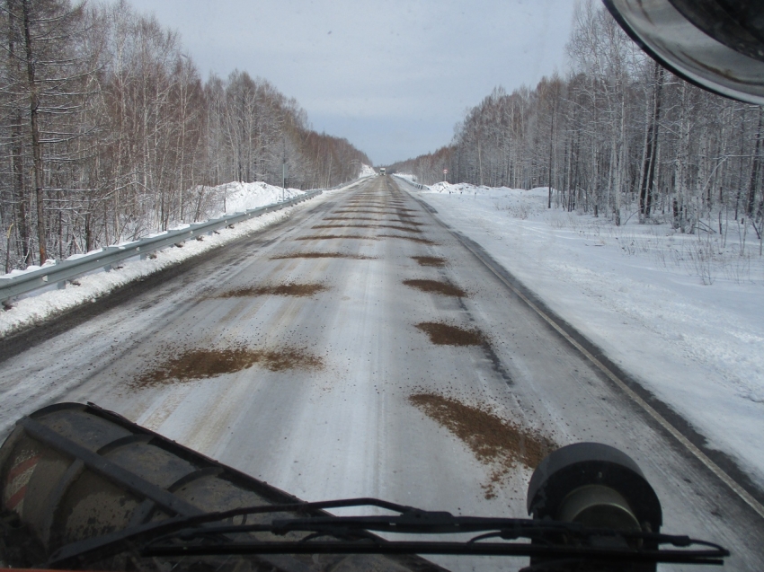 В Забайкалье продолжаются работы по уборке региональных трасс от снега