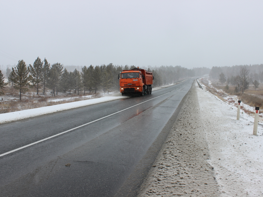 Водителей просят соблюдать осторожность на федеральных трассах в Забайкалье из-за снега